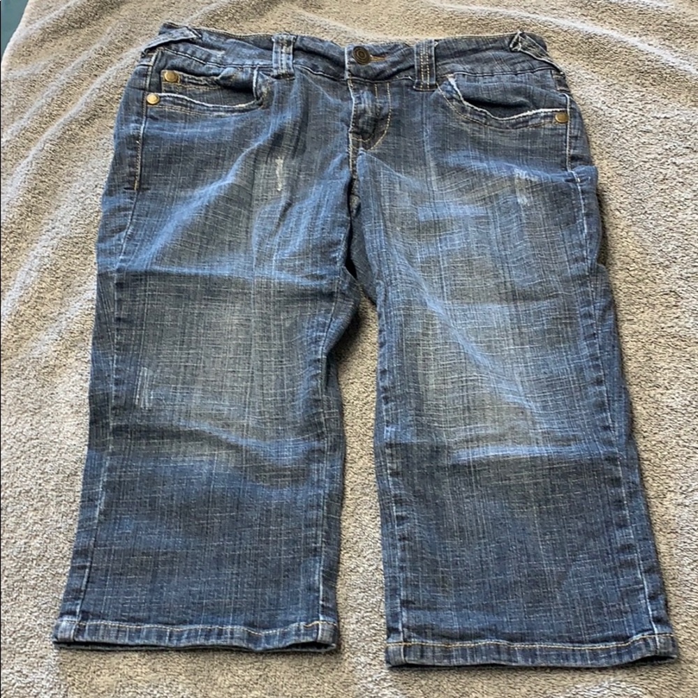 Hydraulic distressed Capri pants size 7/8